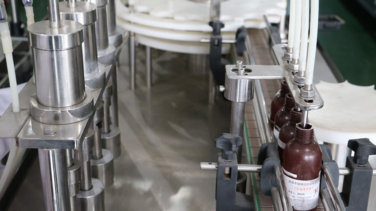 500ml կլոր շիշ լցնող մեքենա գլխարկի կնքմամբ և աստղանի անիվով աշխատող